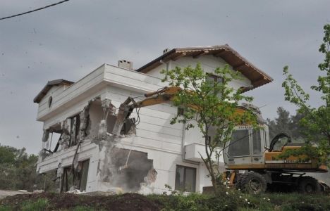 Orhangazi Dürdane Mahallesi’ndeki 3 katlı kaçak villa yıkıldı!