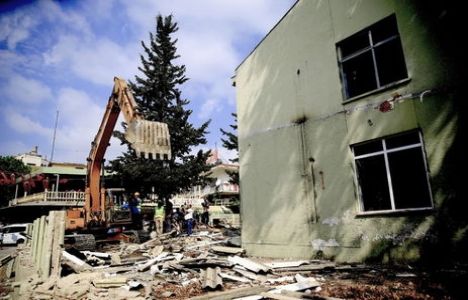 Antalya Serik’te askeri bina yıkımları başladı!