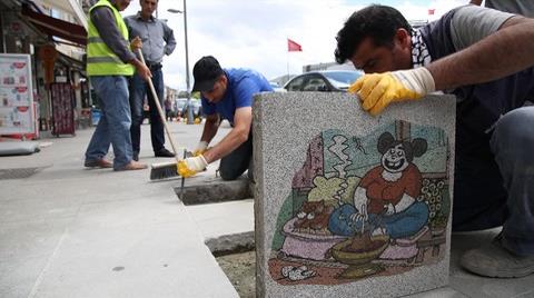 Dikkat! Kadıköy’de Kaldırımlarda Karikatür Var