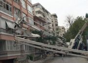 İstanbul’da Bir Binanın Üzerine İnşaat Makinesi Devrildi