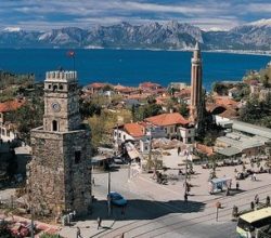 “Antalya hala Kaleiçi’ndeki 53 Yapının Nasıl Yıkılacağını Tartışıyor”