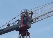 Çukurova Bölgesel Havalimanı inşaatında 10 işçi kule vince çıktı!