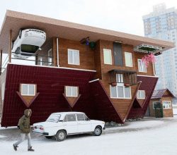 Sibirya’da Tepetaklak Bir Ev