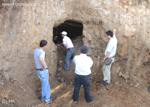 İnşaat Kazısında 2 Bin 300 Yıllık Mezar Odaları Bulundu