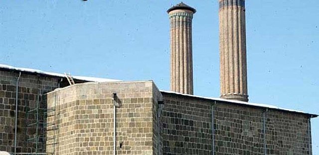 Erzurum’da Çifte Minareli Medrese’ye Boru Döşeme Tartışması