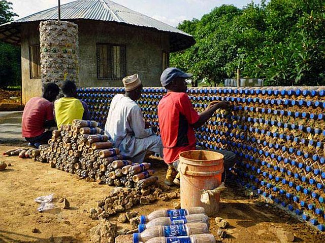 Nijeryalılar Plastik Şişelerle Ekolojik Evler İnşa Ediyor