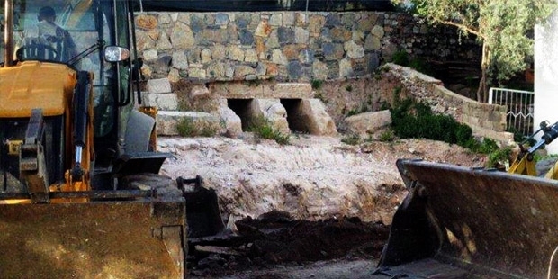 2 Bin Yıllık Roma Mezarlarını Kepçeyle Tahrip Edip, Üstüne Duvar Ördüler